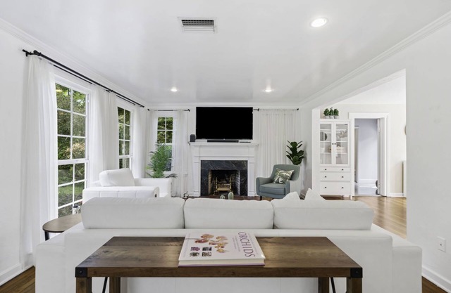 Secluded. Private 3 Bedroom + Enclosed Den. Large Tropical Yard + OutdoorKitchen