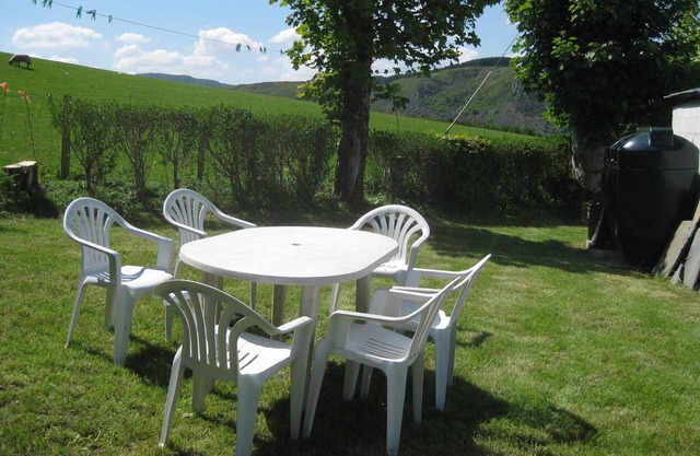 Secluded Snowdonia famhouse with mountain views