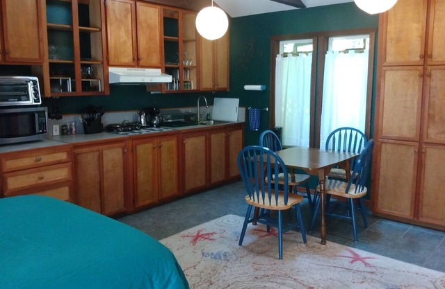 Secluded Studio-10 minutes from Kingston ferry dock