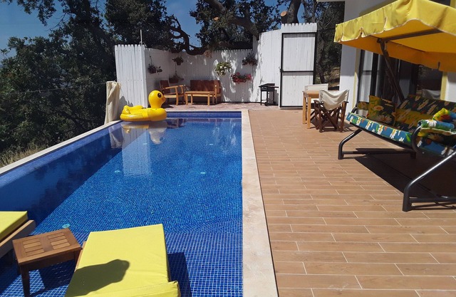 Villa aislada con piscina interior y exterior propia y vistas a la montaña.