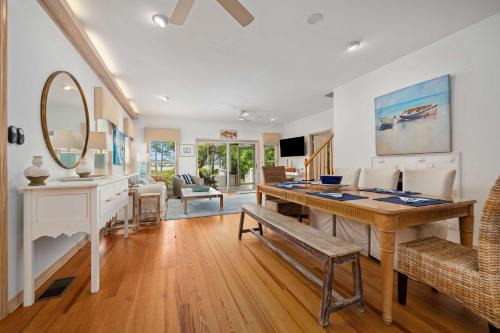 Secluded Waterfront Retreat for 23 - Dock Pets OK