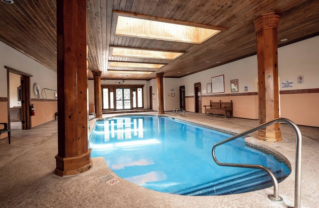 Seco Sundown - Adobe Retreat with Mountain Views, Pool & Ski Access
