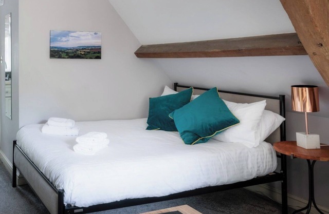 Autoservicio en Coach House cerca de Bath, para 4 personas con entrada privada, baño de mármol, estacionamiento, wifi