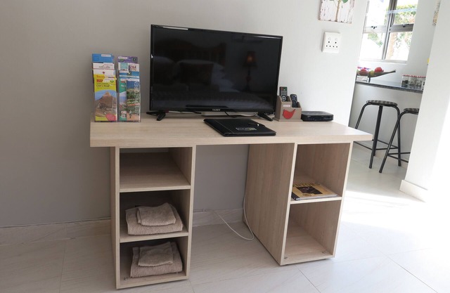 Self-catering, amplio piso de solteros, WiFi, DSTV, patio con jardín, aparcamiento vigilado