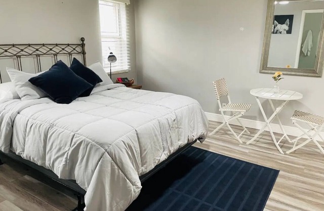 Self check-in Private master room/ bath in charming Sunrise