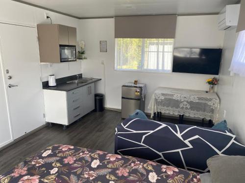 Self Contained Unit, Private Bathroom, Private Entrance, Close to Shops & Hospital Homestay