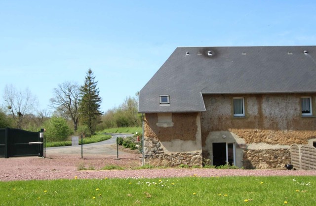 Casa moderna con terraza cerca de Mont St-Michel y Cotentin, acepta mascotas, wifi y estacionamiento