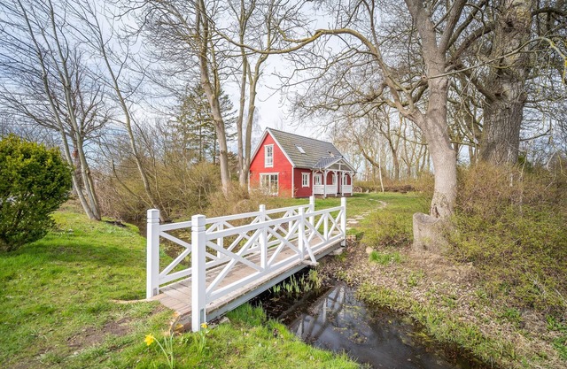 Semi-detached house with quiet terrace surrounded by greenery - 4.5 km to the beach