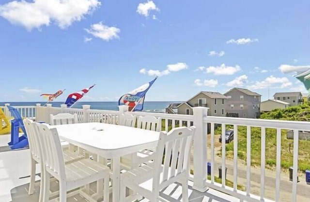 Semi-oceanfront in South Nags Head with views! Well-maintained and comfortable!