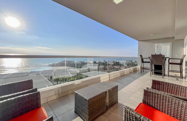 VistasAlAtardecer-ExcelenciaJolla-PiscinaInteriorYAccesoALaPlaya