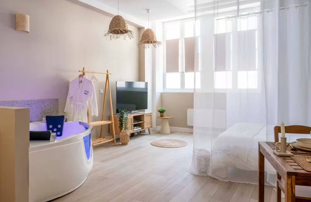 Sensual, romantic suite with whirlpool bath: an intense moment