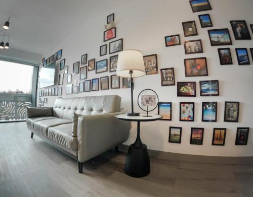 Ser Escalante Modern Studio AC