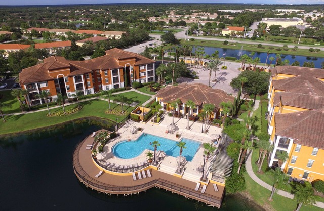 Serenata Condo -Gorgeous Lake & Pool Views, Close To Beaches, UTC Mall, & More!