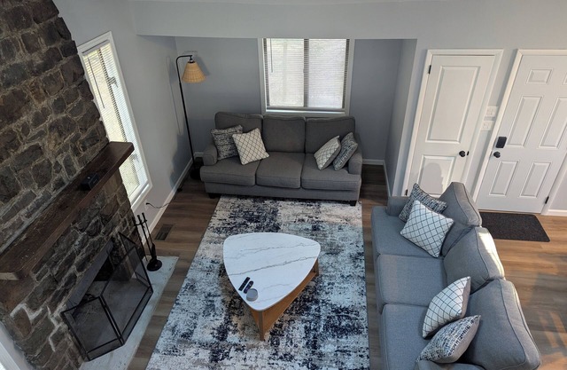 Serene 3-bedroom house in Lake Harmony with Deck, Lake views and Fireplace