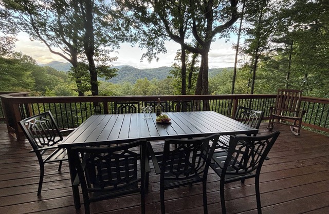 Serene Cabin - Sleeps 8, 3 BR & 3 BA, Spectacular VIEWS, Family and Pet Friendly