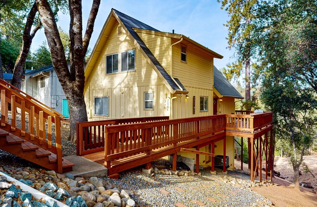 Serene home with spacious deck, fireplace, loft, nearby amenities, dog friendly