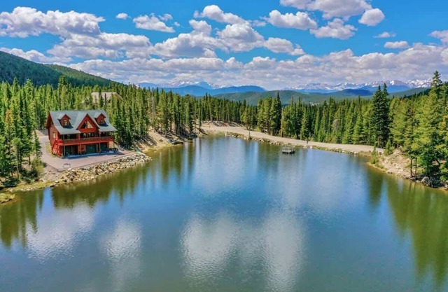 Serene Lakefront Cabin-St Mary's Glacier-Hot Tub
