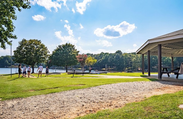 Serene Lakeside Oasis: Relax and Recharge