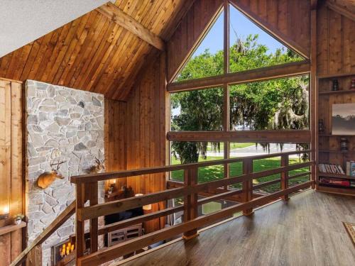 Serene Lakeside Retreat- 3 Bdr Romantic Getaway