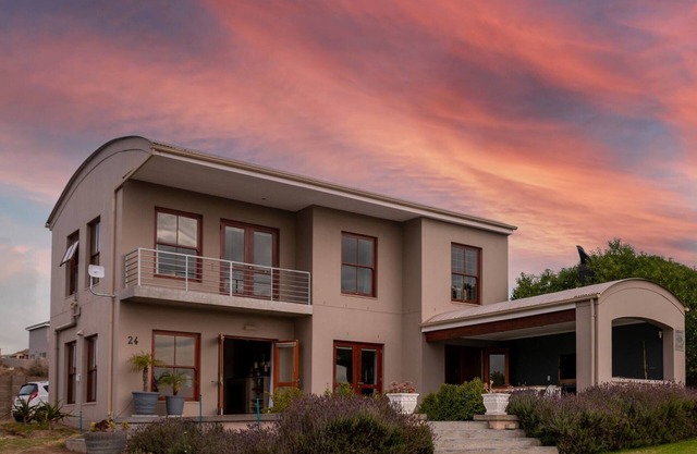 Escapada tranquila a Langebaan con vistas al jardín y a la piscina