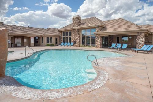 Serene Oasis Near Zion - Pools Gym & Fishing Pond