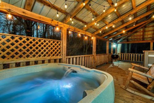 Serene Retreat Hot Tub, Fire Pit, Arcade Fun