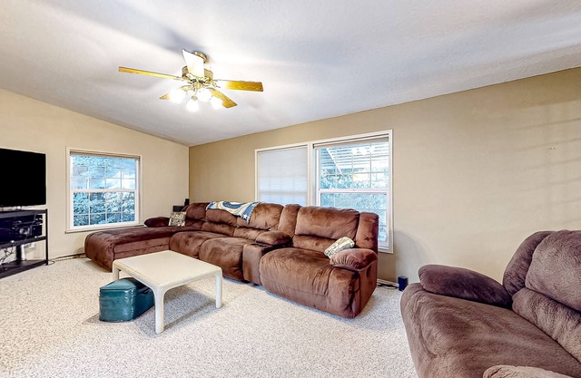 Serene & secluded home with a large yard, deck, grill, jetted tub, W/D, and AC