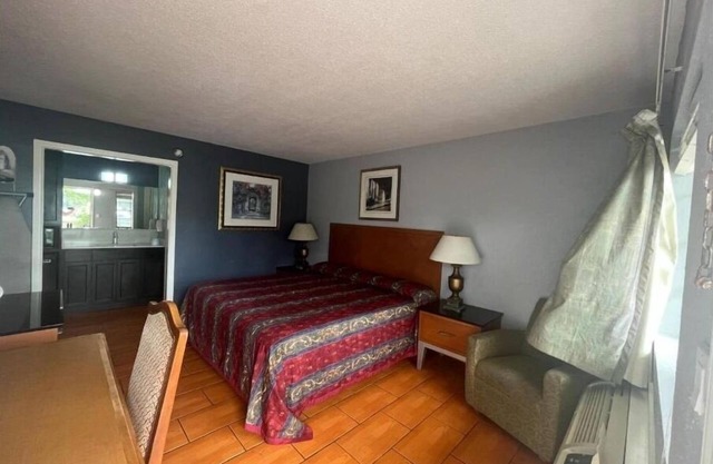 Serene Unit w/ Free Parking + Pool Close to Zoo & Sunrise Mall