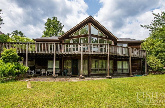 Vista serena del lago en "Blueberry Run" en Eagles Mere