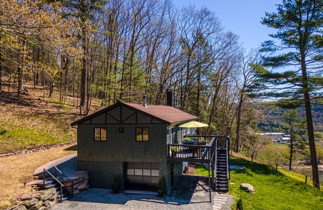 Serenity, Adventure, Scenic Oasis: Jacuzzi, Fire Pit, Pool Table, Fast Wifi