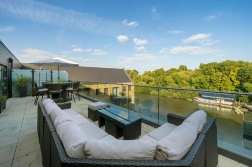 Serenity by the Water 3-Bed London 2x parking space