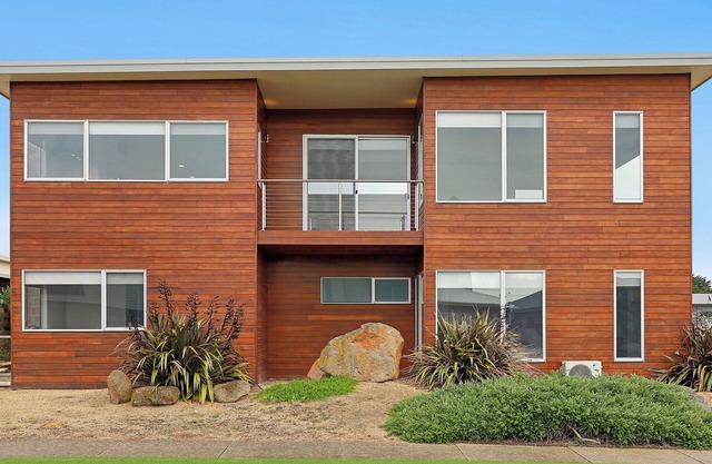Serenity House: Large home with ocean views.