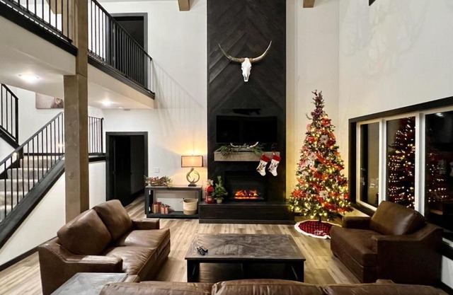 Serenity Shores Resort - Luxury Lakefront Lodge - Pools and Many Free Amenities