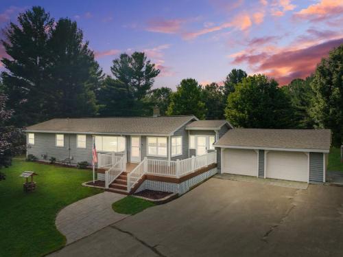 Serenity Shores, Tranquil Retreat in Traverse City