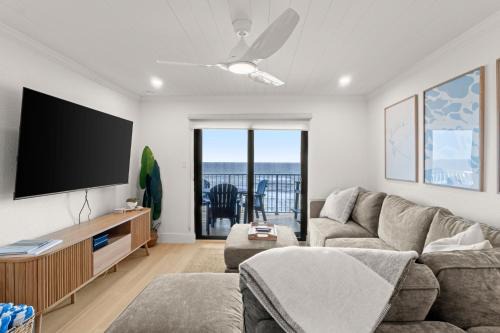 Serenity Shores Renovated Top Floor Condo w Stunning Ocean Views