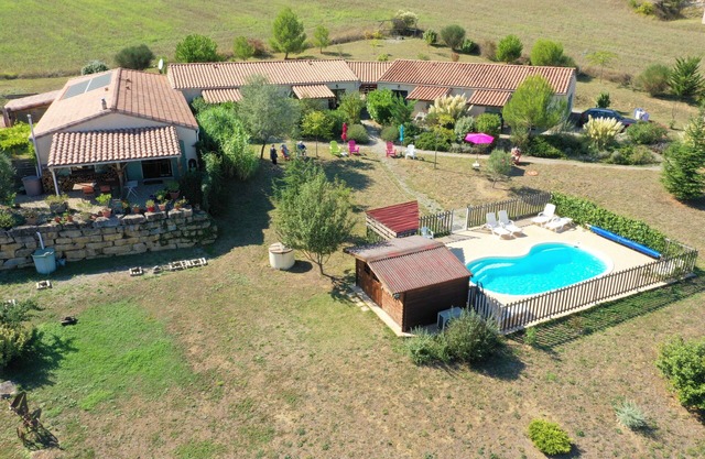 Set of 4 3*** gîtes with private pool for 16 people in the middle of the vineyards.