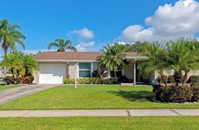 Settle Down in Sarasota-tropical retreat with salt water in-ground pool