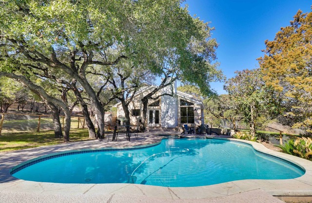 Shaded Getaway w/ BBQ & Fire Pit in Austin!