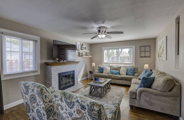 Shades of Blue Homestead 3BR 2BTH en el corazón de Lodi