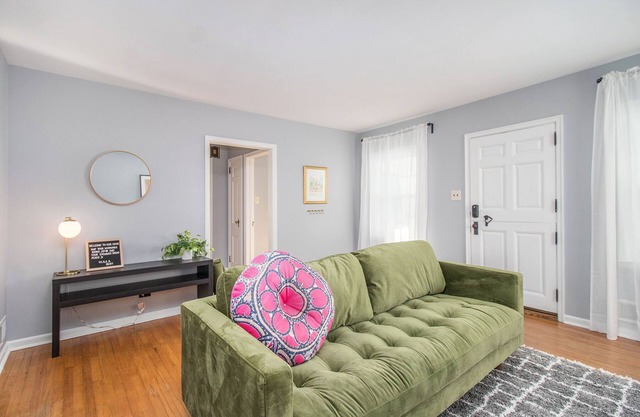 Shamrock Sanctuary walkable to Notre Dame 1.5 mi