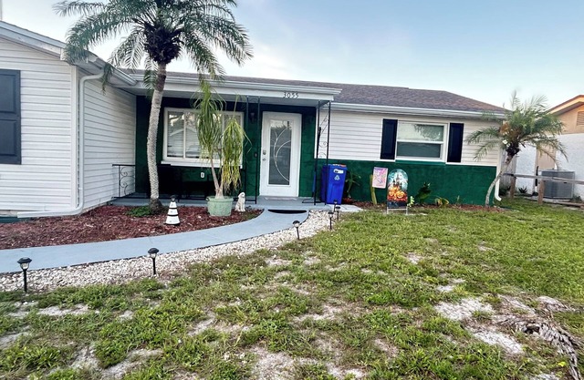 Shared Access 3 bedroom house with AC and WiFi in Holiday