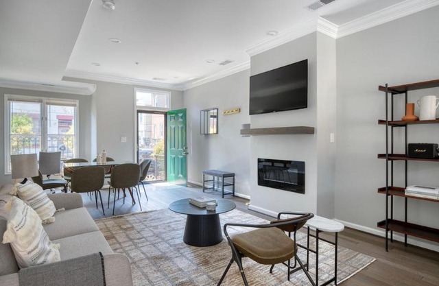 Shaw 2br w backyard wd nr nightlife WDC-689