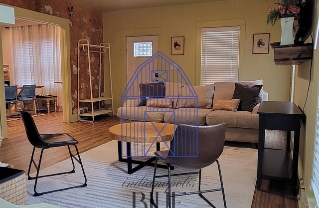 She's back! Indy's BlueBarn near Midtown! Entire house/Pets Allowed!