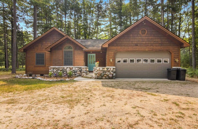 Shellway Cottage | Walk to Torch Lake