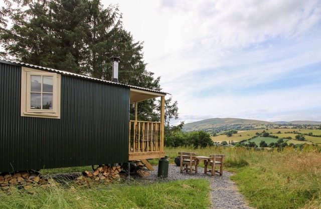SHEPHERD'S HUT AT RETREAT, romantic in Llanrhaeadr-Ym-Mochnant