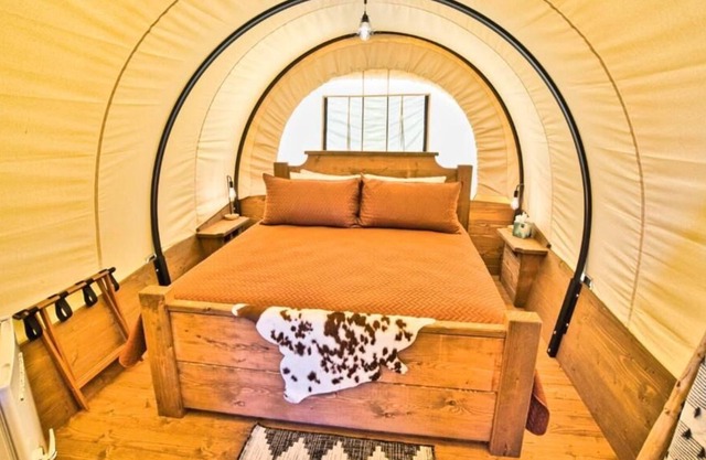 Short Distance From The Well Known Sites! Onsite Pool, Pets Allowed, Parking!