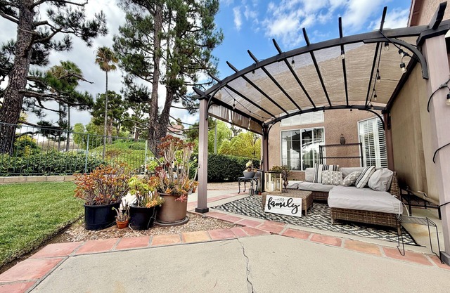 Completamente amueblado 1650 pies cuadrados Casa moderna recientemente renovada con vistas espectaculares