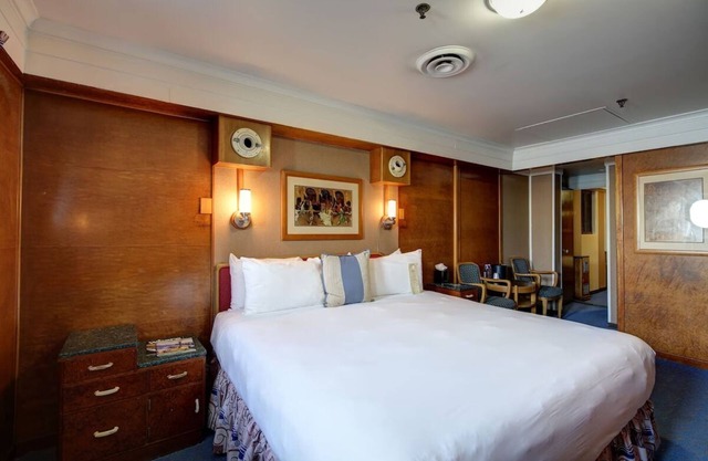 Short Drive to Long Beach Airport and Cabrillo Aquarium! Pets are Allowed Here