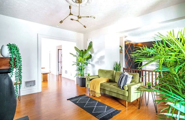 CLEAN - PRIME Location - Top Rated - Parking Free