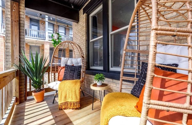 Free Parking - CLEAN - PRIME Location - TOP Rated